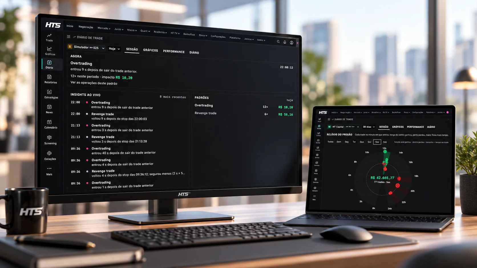 Diário de Trade da HTS aberto no monitor, com os insights do dia e o relógio do pregão no notebook ao lado